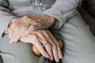 Nezlob maminku, jinak si tě odnese čert. Když vychovávají kolemjdoucí - Médium.cz